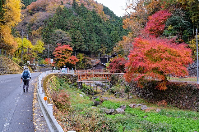 札所34番・水潜寺への車道歩き