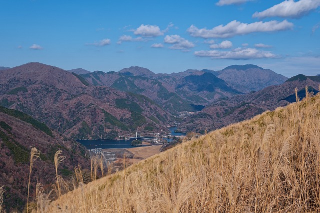 丹沢湖と西丹沢の山々