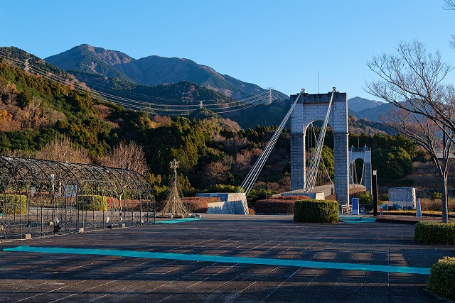 風の吊り橋を渡って登山口へ向かう