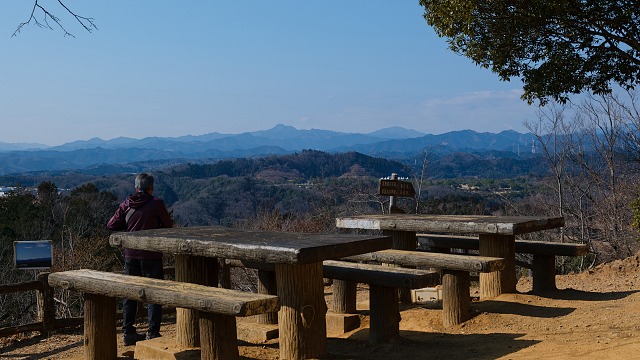 多峯主山より奥多摩の山々を眺める