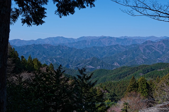 虚空蔵山へ向かう車道から眺める山々