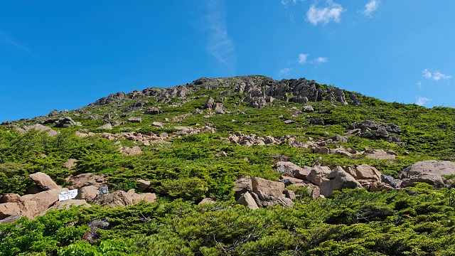 一合目から見上げる早池峰山への斜面