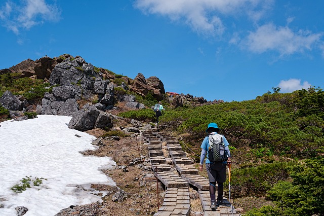 雪渓残る山頂直下