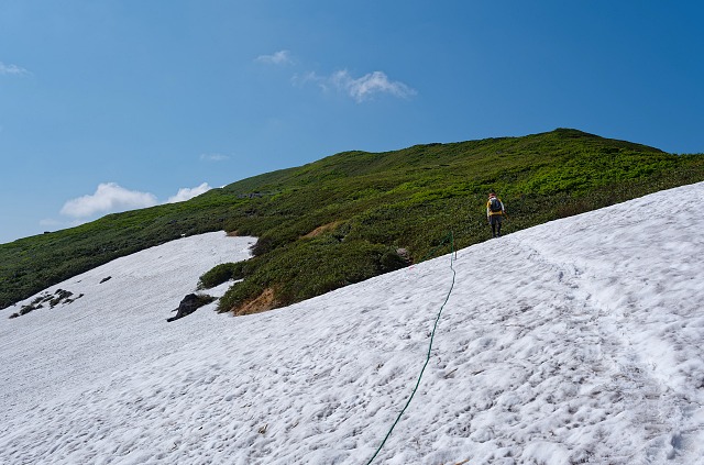 登山道中盤の雪渓
