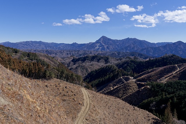 文殊峠手前より眺める武甲山・丸山・・