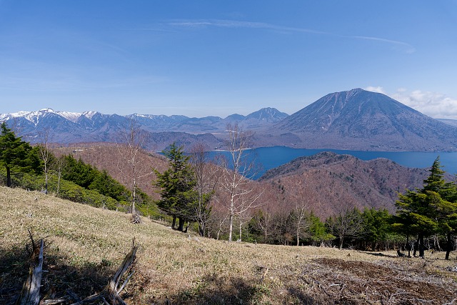 山頂直下から眺める男体山と日光白根山