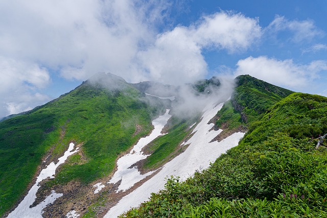 外輪山より見上げる鳥海山