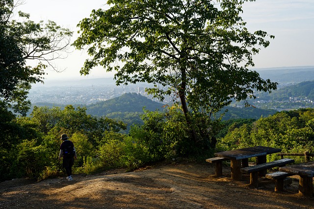 早朝の多峯主山を越えて・・
