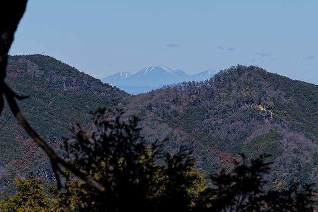 日和田山の左奥に男体山