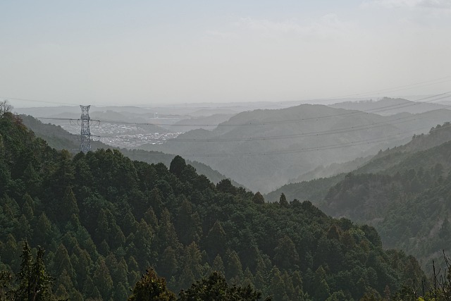 花粉で霞む山々